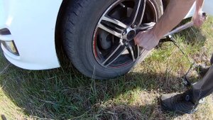Как правильно поменять колесо на Киа Рио. Родной ключ не подходит.
