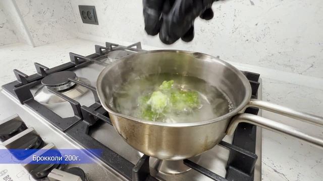 Вкусный и нежный завтрак из яиц и брокколи в духовке. смотреть онлайн