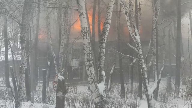 Пожар в Первоуральске 21.01.2018, 11ч.д.п.. Горит крыша деревянного дома по ул. Мамина-Сибиряка, 5 смотреть онлайн