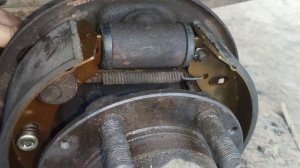 Газель - развожу тормозные колодки вид без тормозного барабана ,левое колесо.