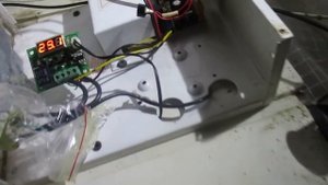 Теперь в брудере у наших цыплят есть контроль температуры и вентиляция