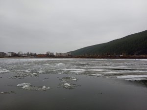 Группа взрывников на вертолете Ми-8 МЧС России проводит работы по ликвидации ледового затора.