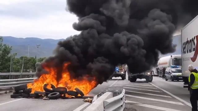 Во Франции виноделы вылили более тысячи литров вина в знак протеста против дешевого импорта. смотреть онлайн