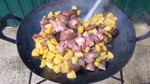 Картошка с печенью сердце и лёгкие на садже