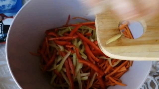 Салат с фунчозой и овощами по корейски. смотреть онлайн