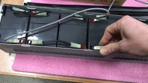 APCRBC140 (RBC44) internal battery connection (внутреннее соединение батарей)