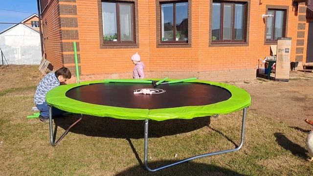 БАТУТ 305см с защитной сеткой-Распаковка и установка смотреть онлайн