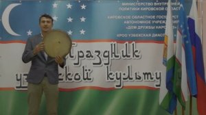 Игра на узбекском национальном инструменте "Дойра".