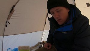 Зимняя рыбалка. Поймал судака. Реакция рыбы на приманку. Вид с подводной камеры..avi