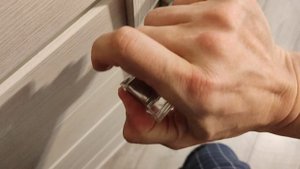 Стоппер (демпфер) на ручку межкомнатной двери для защиты стены от ударов. 02042023.