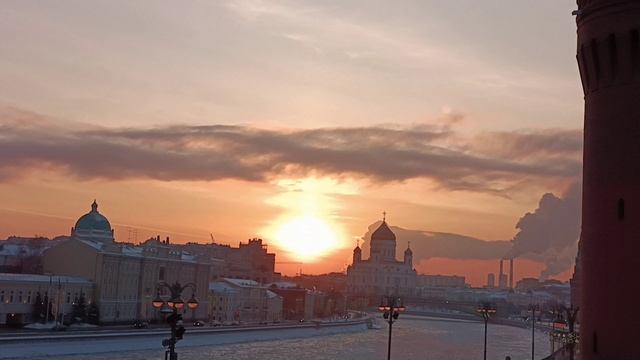 Морозный закат над Москвой. Виды с Болотной набережной и Большого Москворецкого моста, 10.02.2024.