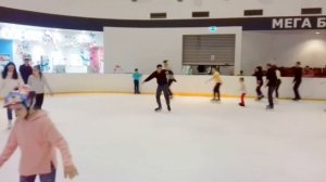 Детский каток Дети катаются на коньках