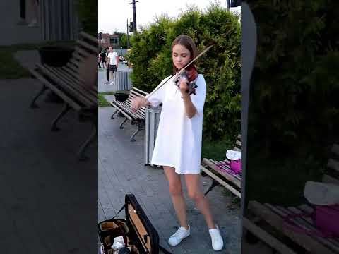 Девушка на скрипке играет Billie Eilish на набережной Волги.Уличные музыканты