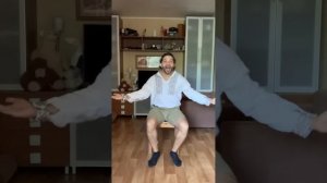 Аэробика на стуле для людей элегантного возраста