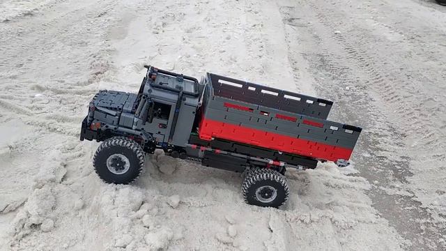 LEGO Technic 42129 Mercedes-Benz Zetros Бортовой - Катаемся по снегу смотреть онлайн