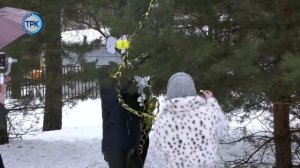 Украшение ёлок в городе