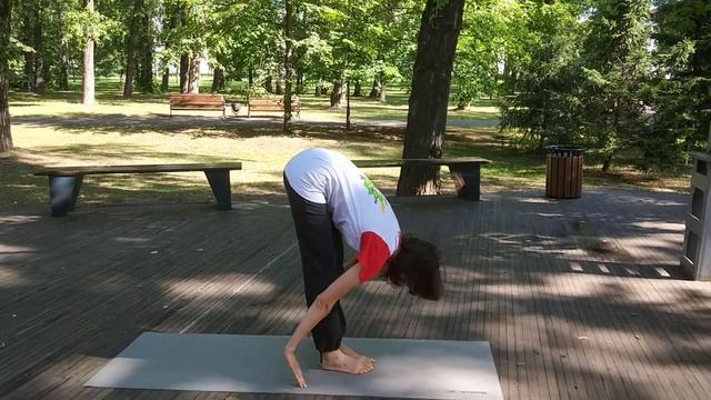 Утанасана в йоге, он же наклон смотреть онлайн