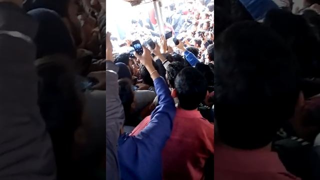 Shahrukh khan at Nizamuddin railway station (close-up view)