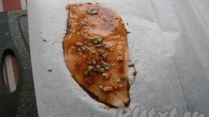 Куриное филе в пергаменте на сковороде