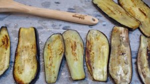 Баклажаны с чесноком и помидорами