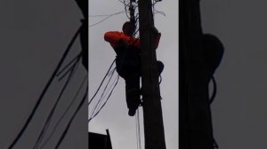Электрик на столбе
