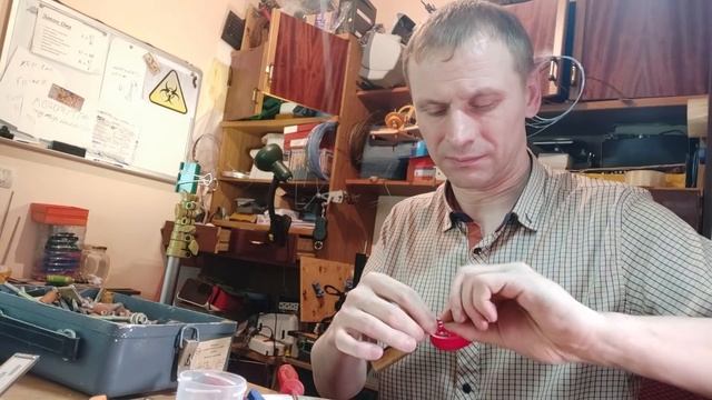 Электричество из мочи!  Заряжаем телефон мочой. Урино аккумулятор из использованной батарейки.