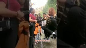 Китайский певец покорил интернет.