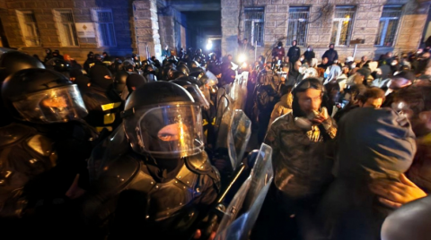 Спецназ начал разгонять митингующих в Тбилиси резиновыми пулями и водометами