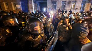 Спецназ начал разгонять митингующих в Тбилиси резиновыми пулями и водометами