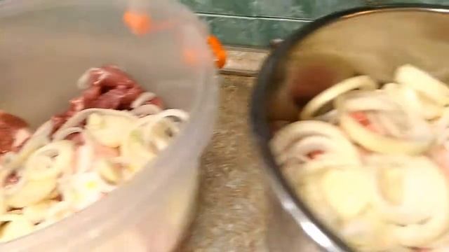 Процесс замачивания шашлыка из кролика и свиной шей двух видов
