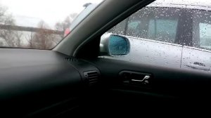 При включении задней передачи опускается зеркало заднего вида