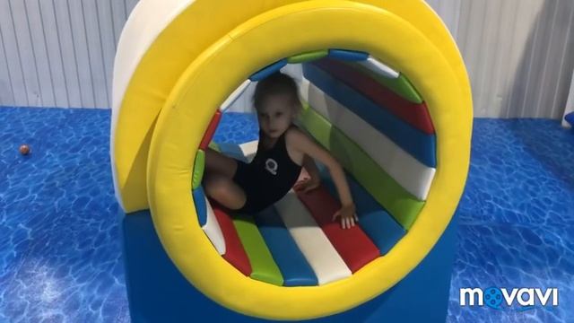 Очень насыщенный день Аришонка. Гимнастика, игровой центр и распаковка сюрпризов. #AriШОК #дети смотреть онлайн