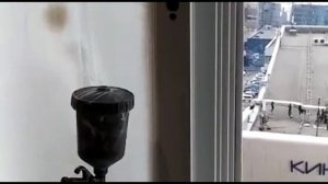 Покраска деревянных окон со стеклопакетами пульверизатором