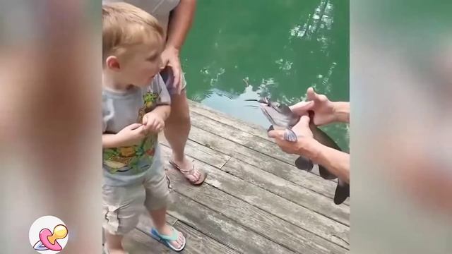 ??ржал до слез?? дети боятся рыбу??смешная реакция детей на рыбу?? приколы ?? рыбы пугают детей?? смотреть онлайн