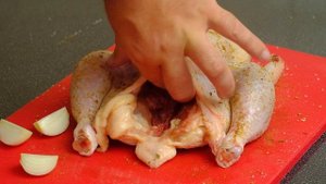 Запеченая курица в майонезе, фаршированная гречкой. Хрустящая и сочная, и сразу с гарниром