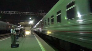 По 2 пути на большой скорости следует состав поезда!