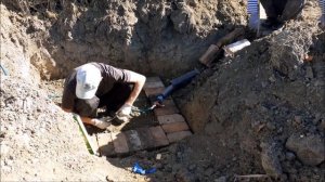 Дом с нуля. День 19. Колодец для водомера из б/у кирпича.