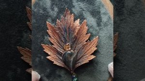 Брошь из меди и листа полыни, натуральный лабрадорит, фианиты, хрусталь