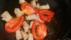 Яичница со свининой и помидорами