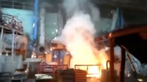 Расплавленный металл сливают в воду