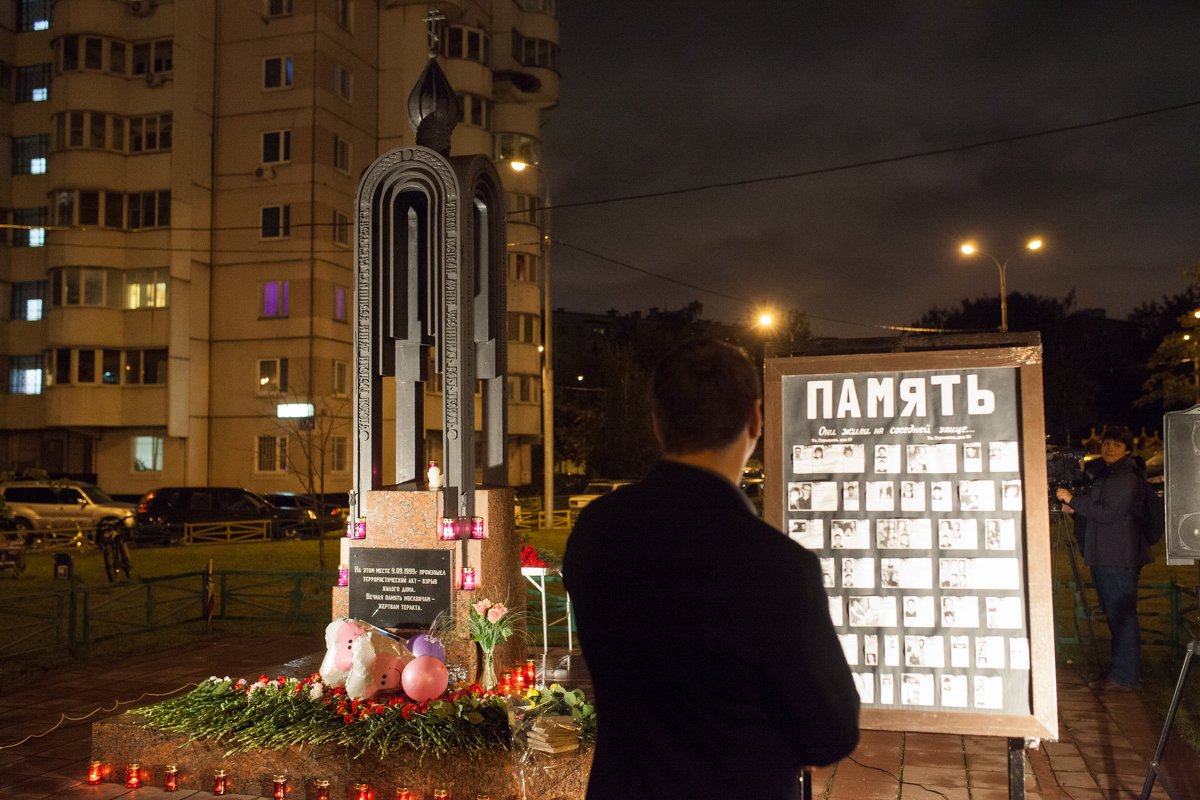 Памяти жертв теракта в москве. Памятник на улице Гурьянова в Москве. Теракт 1999 года в Москве на улице Гурьянова. Взрыв в Москве на улице Гурьянова. Москва улица Гурьянова 1999.