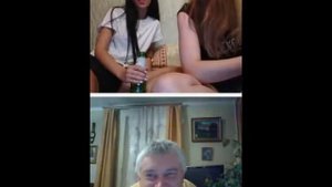 Девушки смотрят на мужика в чате, мужик зевает!