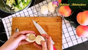 Салат с пекинской капустой, огурцом и яйцами. Всё дело в заправке.