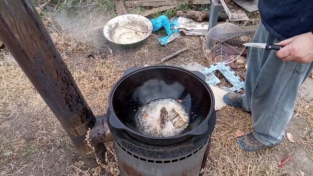 Жарим камбалу во дворе в казане.