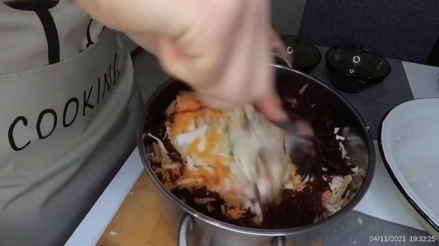 Капуста маринованная с морковкой и свеклой.