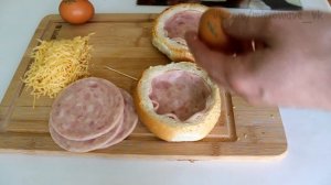 Яичница в булочке с сыром и ветчиной [в микроволновке]
