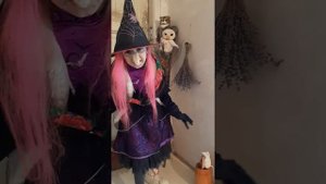 Баба Яга. Грим Бабы Яги. Играют дети.