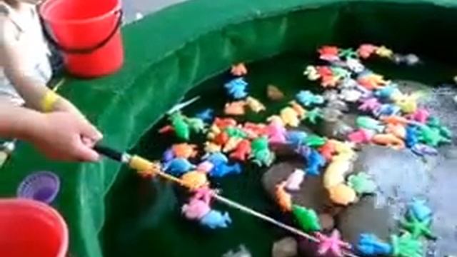 Ловим рыбок в бассейне смотреть онлайн