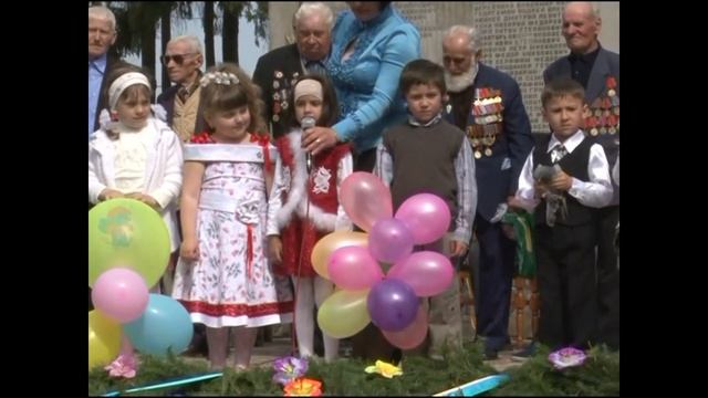 Vancicăuți 9 mai 2011 Grădinița de copii "Fluieraș" și elevii din școală