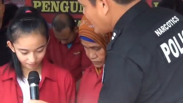Ibu mertua Ajak menantu Cantik untuk Selundupkan sabu sabu смотреть онлайн